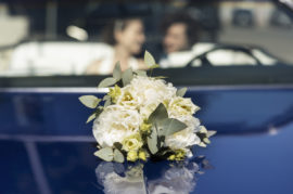 Bouquet de fleur su rle capot d